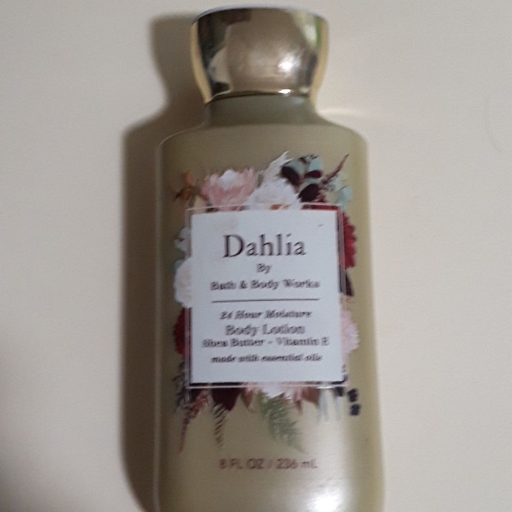 Bath & body works dahlia 24 hr moisture body lotio